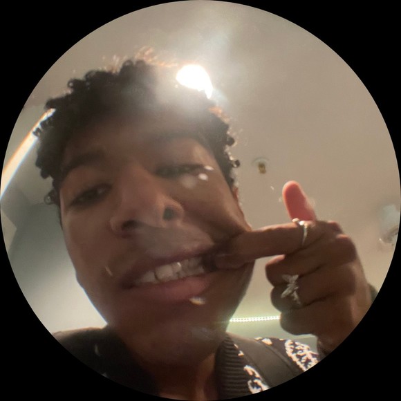 Poshmark profile picture for @resemblance